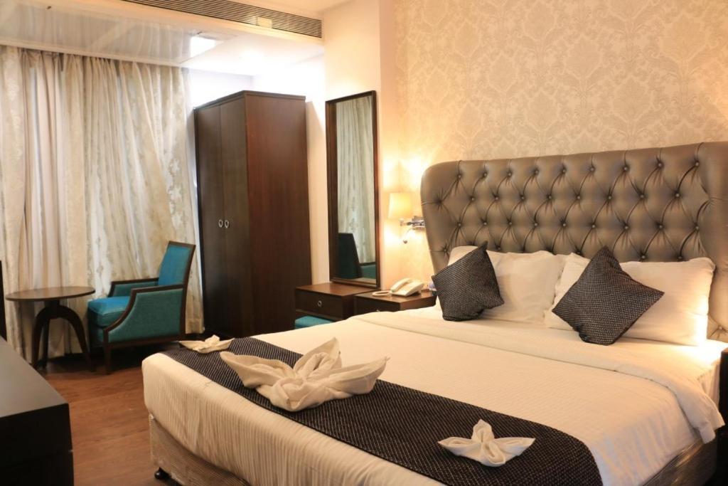 Jalsa Hotel & Banquets,אינדורה מראה חיצוני תמונה