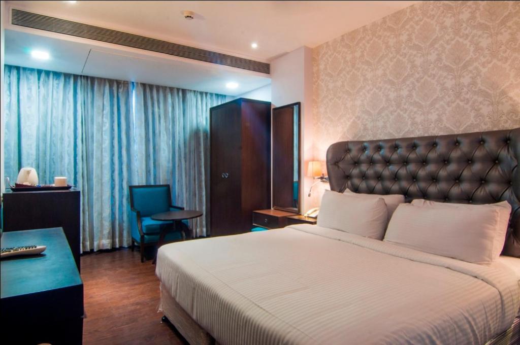 Jalsa Hotel & Banquets,אינדורה מראה חיצוני תמונה
