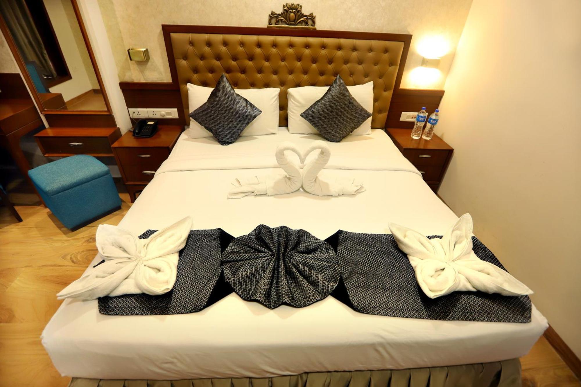 Jalsa Hotel & Banquets,אינדורה מראה חיצוני תמונה