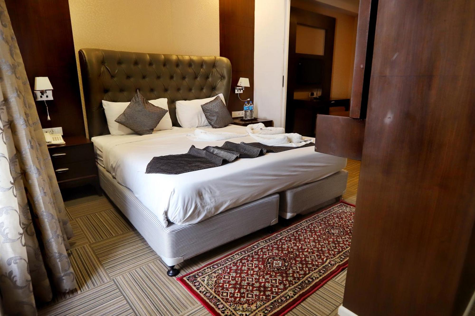 Jalsa Hotel & Banquets,אינדורה מראה חיצוני תמונה