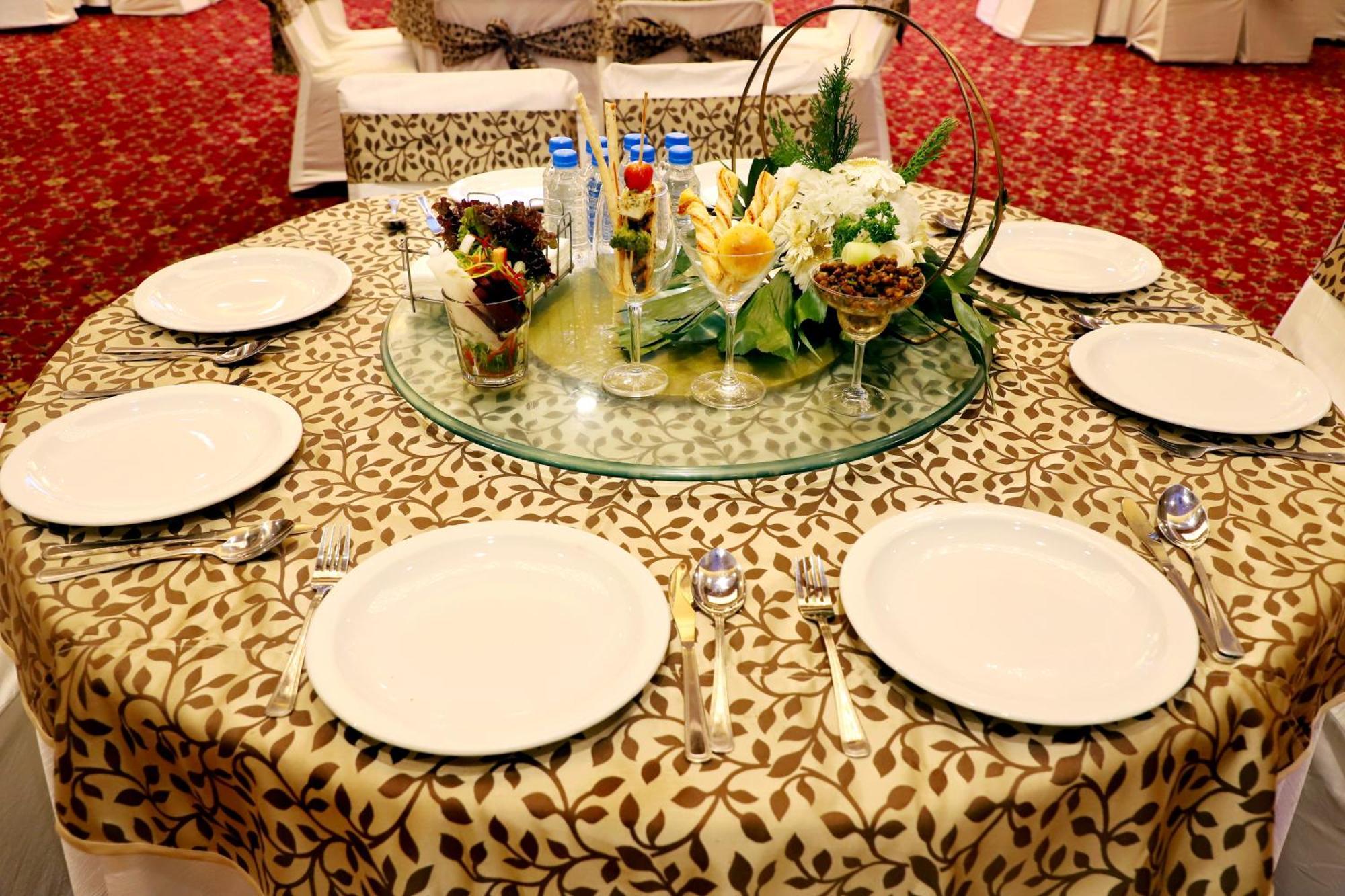 Jalsa Hotel & Banquets,אינדורה מראה חיצוני תמונה