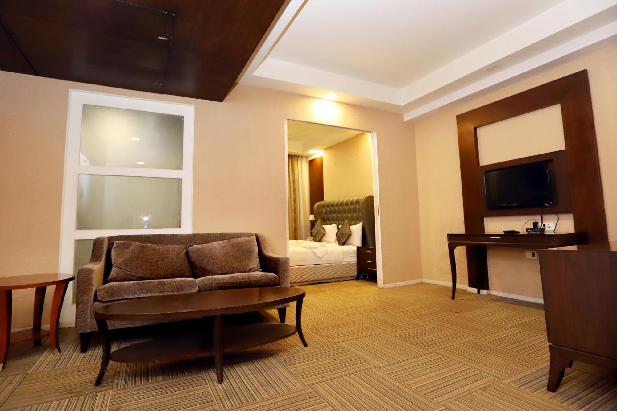 Jalsa Hotel & Banquets,אינדורה מראה חיצוני תמונה