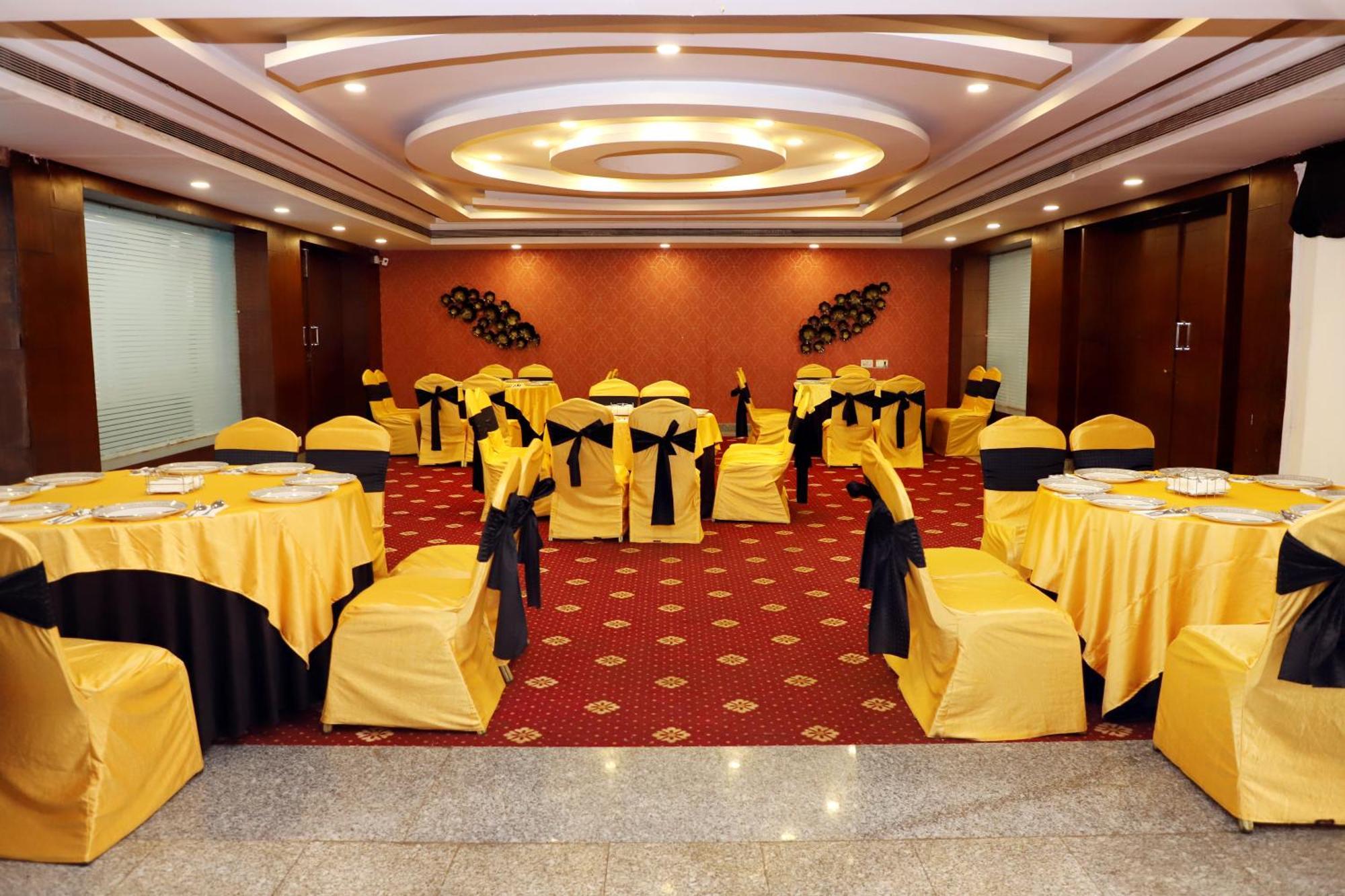 Jalsa Hotel & Banquets,אינדורה מראה חיצוני תמונה