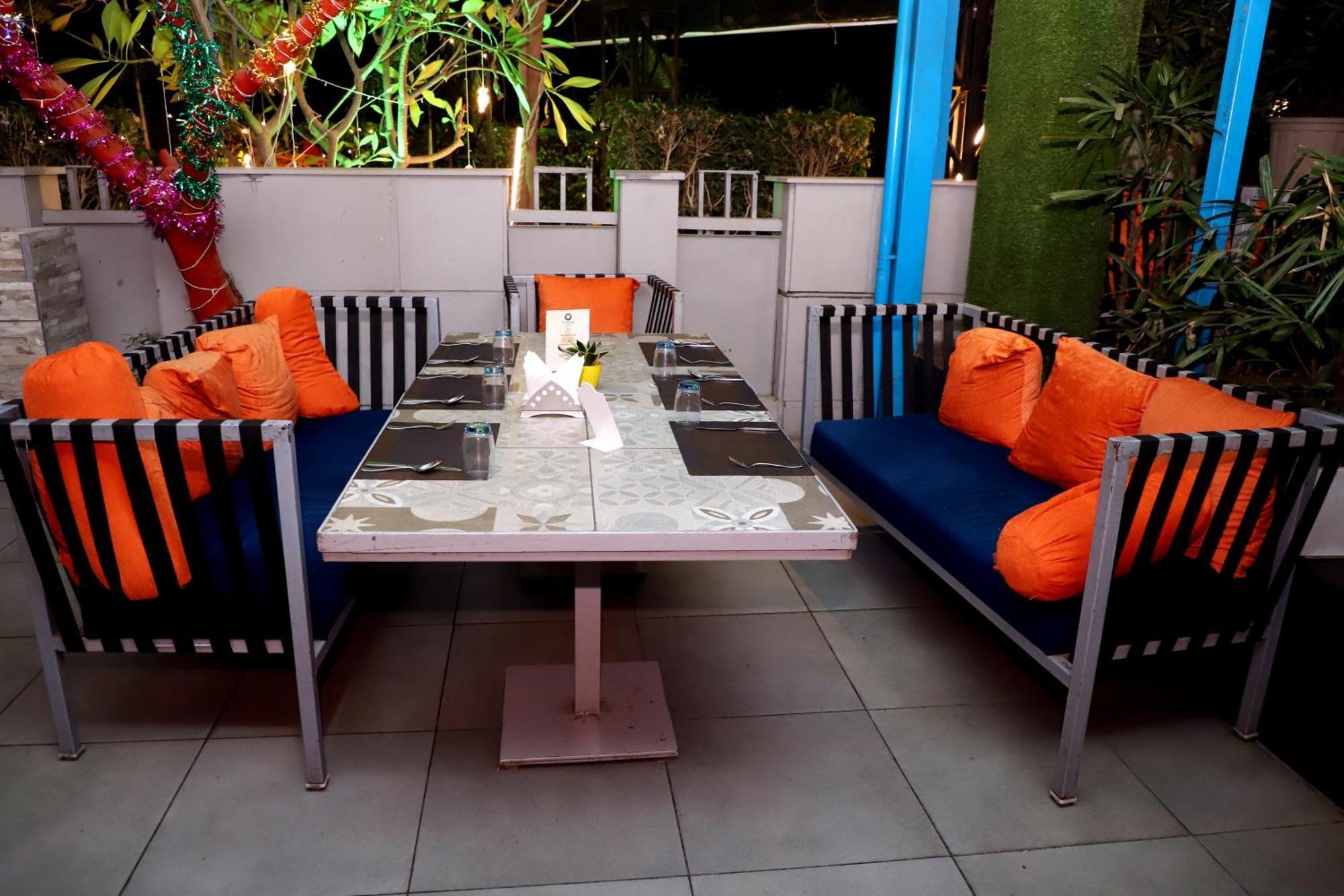 Jalsa Hotel & Banquets,אינדורה מראה חיצוני תמונה